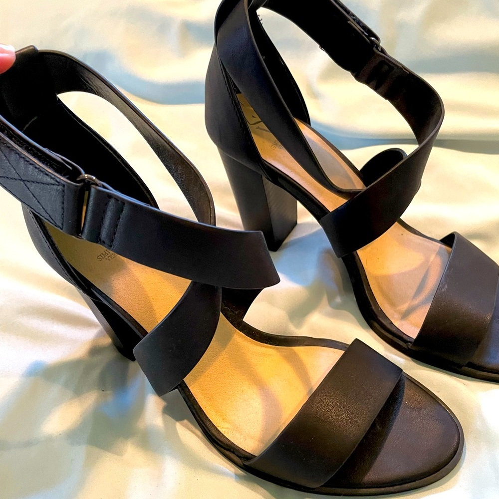 Simply Vera Vera wang black straps heals 3”. New size 8